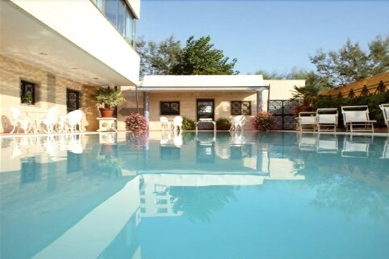 Promenade Hotel